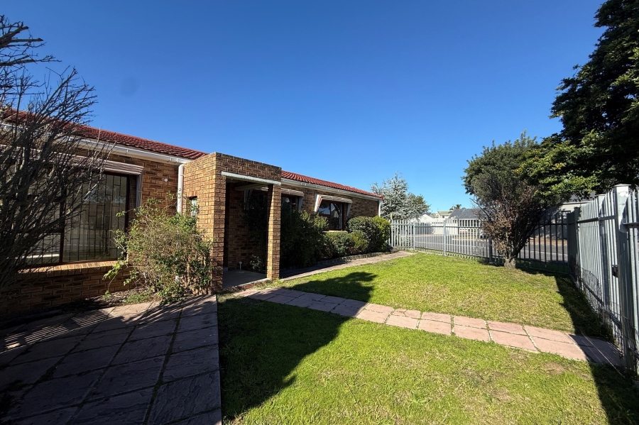 To Let 2 Bedroom Property for Rent in Oakglen Western Cape